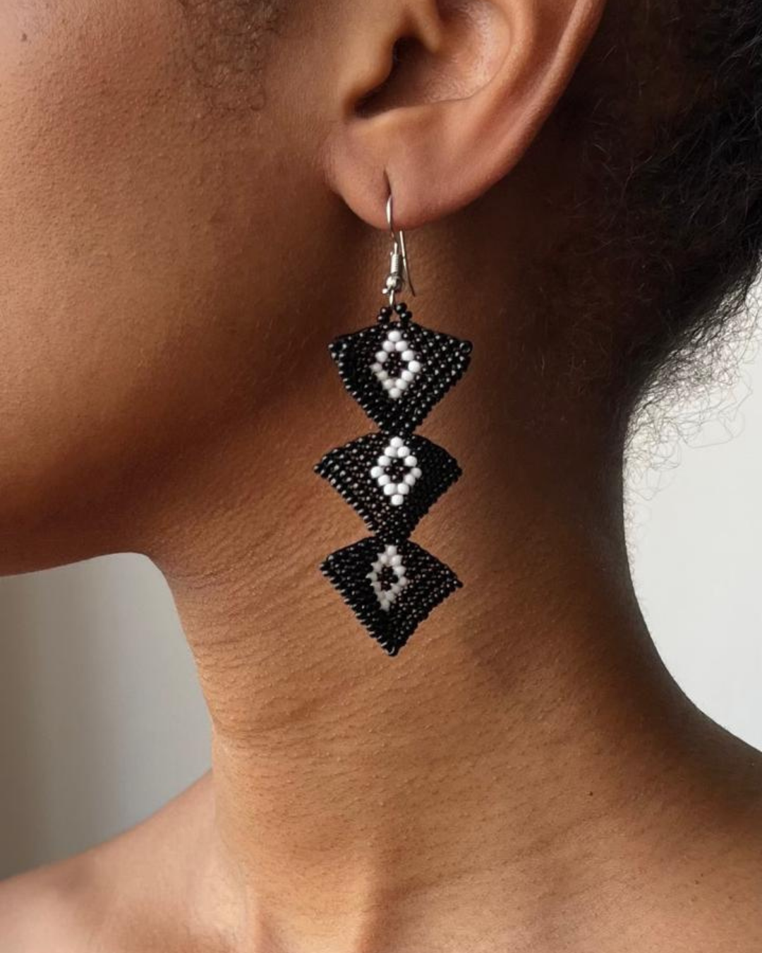 Brincos de Miçanga - Triangular - Preto - Branco