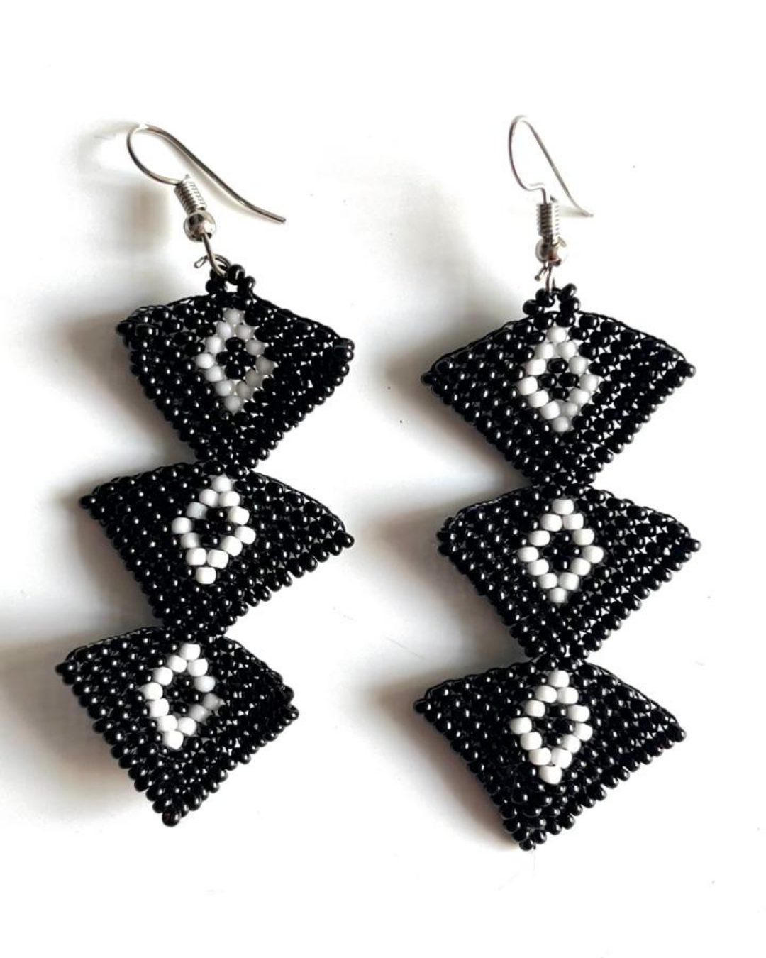 Brincos de Miçanga - Triangular - Preto - Branco