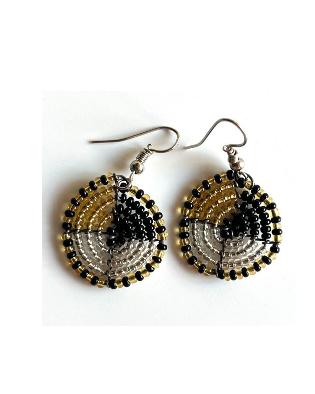Brincos Maasai - Circular - Preto - Ouro