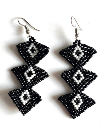 Brincos de Miçanga - Triangular - Preto - Branco