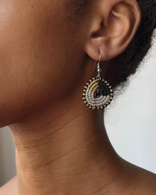 Brincos Maasai - Circular - Preto - Ouro