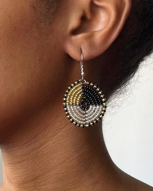 Brincos Maasai - Circular - Preto - Ouro